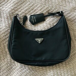 black shoulder bag